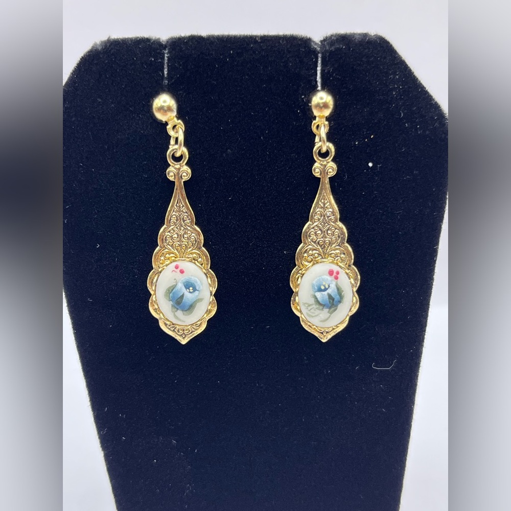 Vintage Cameo Floral Porcelain Filigree Earrings Drop Gold Tone Pierced